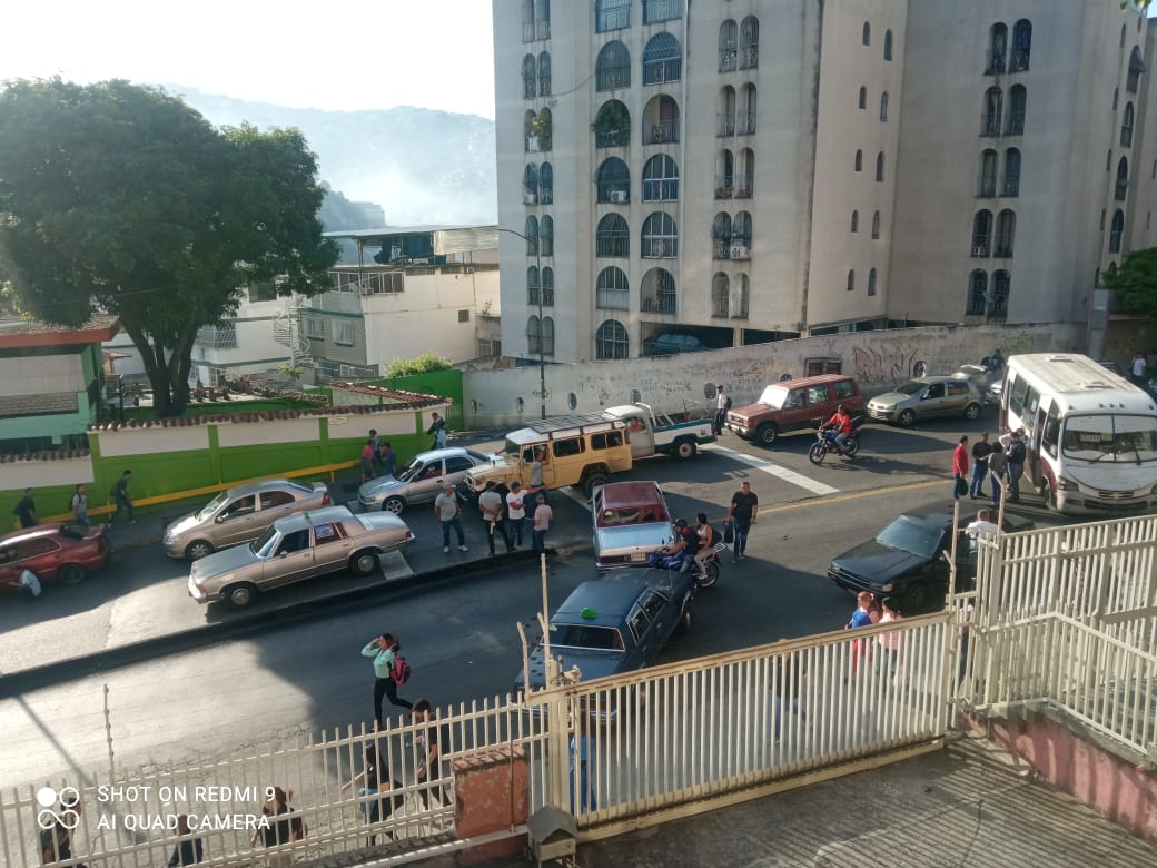 Asoc_El_Llanito's tweet photo. #Denuncia 🚨ATENCIÓN🚨 Señores de @PolisucreOficia @PNBVzla @policiamiranda1 situación irregular en Avenidas de la urb.el Llanito,taxistas y rutas troncales de líneas foráneas interrumpen tránsito,zona residencial @ComisionPerman3
@QPEV_ @ReporteYa @JoseVRangelA  abro 🧵 1/3 https://t.co/8BDtwyX5YA