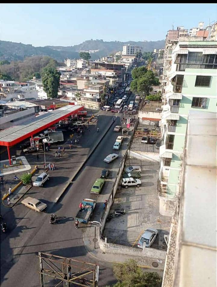 Asoc_El_Llanito's tweet photo. Según indican q quieren surtir todos los días en estación de servicio.Reiteramos q vecinos apoyamos la decisión tomada por esta empresa,ya que estos son los primeros causantes del caos vehicular @PolisucreOficia  @PNBVzla @policiamiranda1 @ComisionPerman3 @QPEV_ @ReporteYa 2/3 https://t.co/9tRqx4uxVB