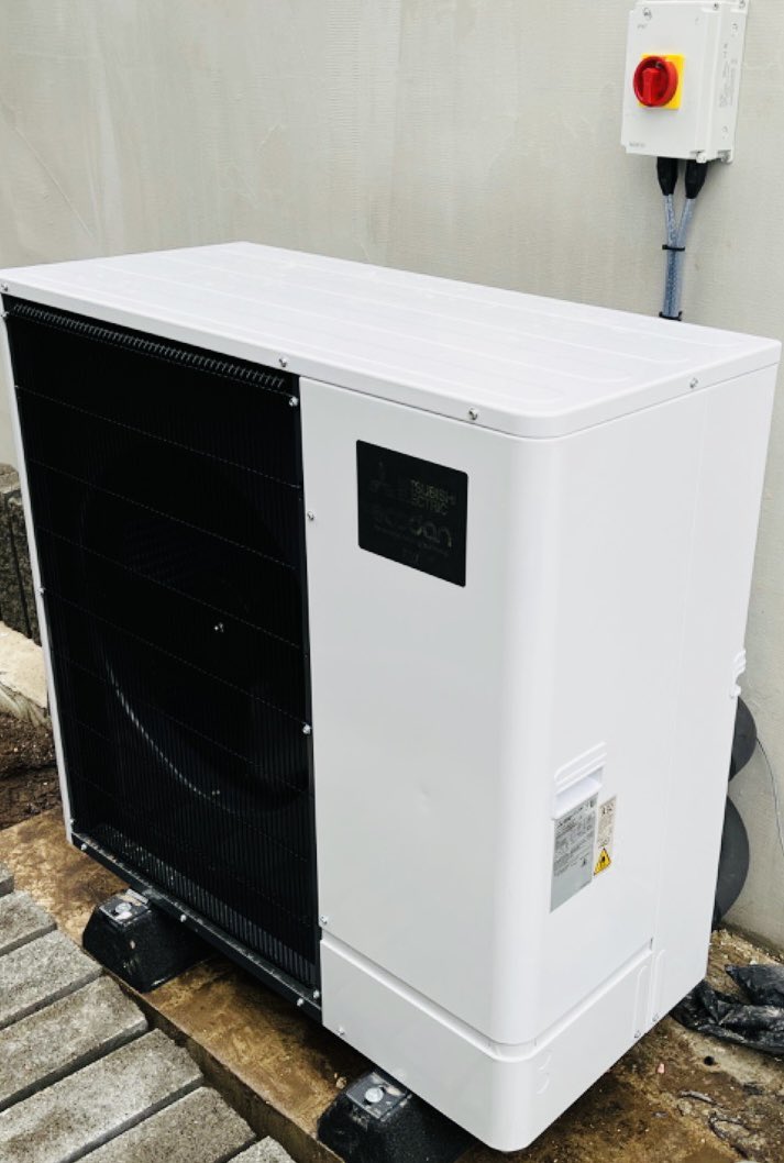 ohmenergyinfo's tweet image. ❌Myth: Heat pumps are noisy.

✅ Fact: With world-leading innovation in fan and compressor design, the ultra-quiet #Mitsubishi #Ecodan has a sound pressure level of 45dB at 1 metre - quieter than the average dishwasher (70dB).

*Photo credit to Rob. 
6kW Mitsubishi Ecodan