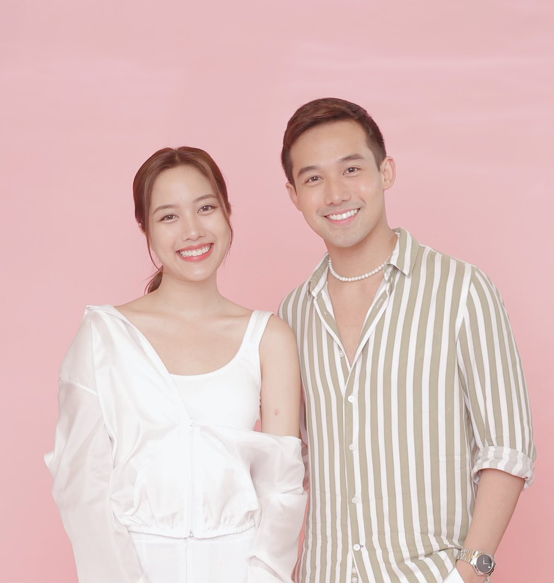 AromagicareWide's tweet photo. Aromagicare Thai Brand Ambassador Freen Sarocha Chankimha @srchafreen with the brand's founders and celebrity wellness co-founder during #FreenBeckyAromagicare pictorial for the brand held in the Philippines. 

@srchafreen @AngelssBecky  @akosiKenChan @aprilmartin01_ @pauline_publico #srchafreen #BeckysAngels #Aromagicare