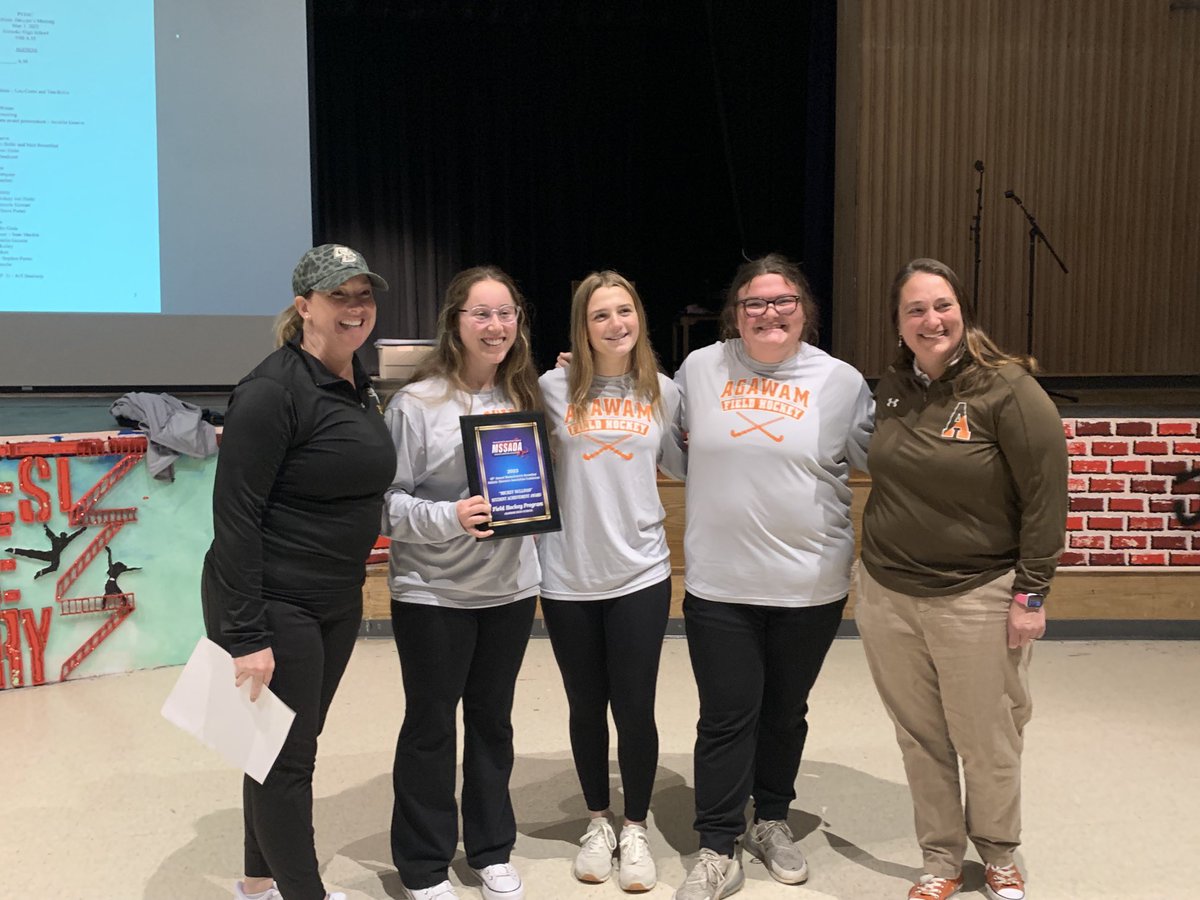 The Agawam Field Hockey team receiving the MSSADA Mickey Sullivan Award at today’s District 1 meeting from MSSADA 3rd VP, Jen Gouvin. ⁦Congratulations! <a href="/MSSADA9/">MSSADA</a>⁩