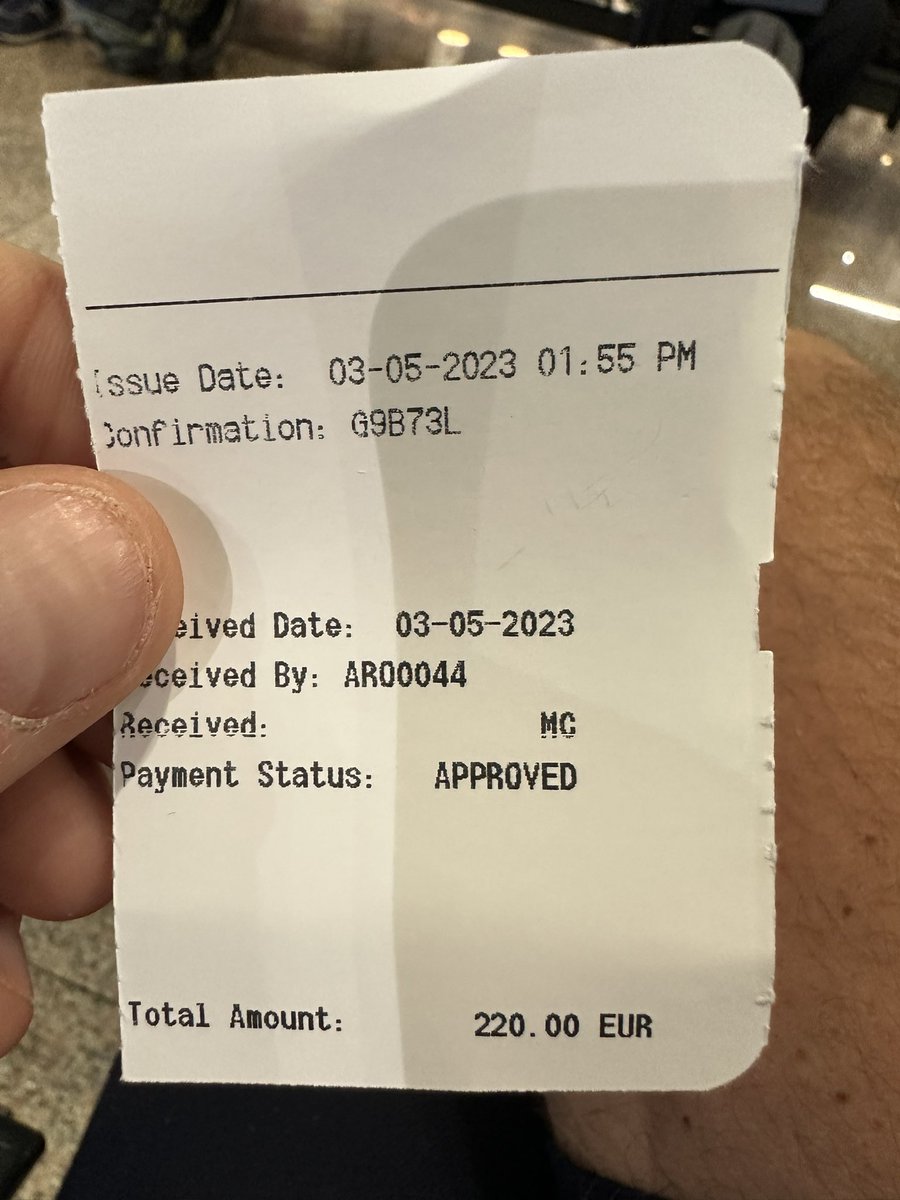 arnedegroote's tweet photo. @Ryanair FR5768 ga je schamen. Terug van vakantie met 3 kids, niet online ingecheckt vanwege bug in systeem. Kosten: 220euro aan de gate. De baby mag wel mee zonder extra kosten…. https://t.co/QnbxRARB9j