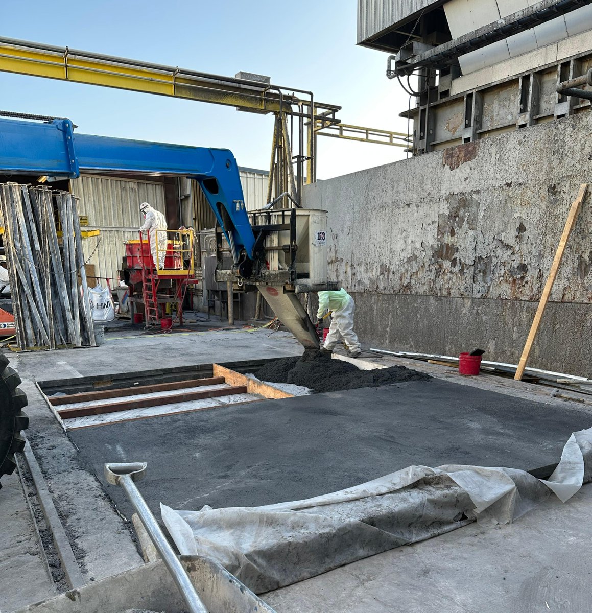BrianZampell's tweet photo. Crew is doing an excellent job pouring these pads for an aluminum homogenizer furnace. Great to be out on site! https://t.co/FYqQjcO8UR
