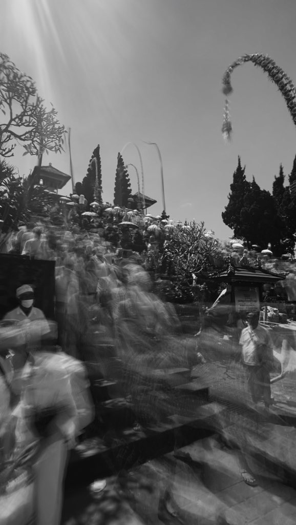 Goes_Galang's tweet photo. slave
#bali #traditidion #besakih #ibtk #karangasem #low #exposure #lowexposure #blackwhite #bw #shadow #pov #vsco #photography #photooftheday #camera https://t.co/6oAho0rqZW