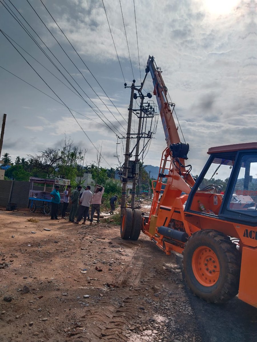 ನೆನ್ನೆ ತುಮಕೂರಿನ ಭಾಗ್ಯನಗರದಲ್ಲಿ ಗಾಳಿ ಮಳೆಯಿಂದಾಗಿ ಬೀಳುವ ಸ್ಥಿತಿಯಲ್ಲಿದ್ದ ಪರಿವರ್ತಕ ಕೇಂದ್ರವನ್ನು ಕ್ರೇನ್ ನ ಸಹಾಯದಿಂದ ಸರಿಪಡಿಸಲಾಯಿತು.
<a href="/BescomTa/">AE to MD BESCOM - ಬೆಸ್ಕಾಂ</a>
<a href="/mdbescom/">MD BESCOM | ಎಂಡಿ ಬೆಸ್ಕಾಂ</a>
<a href="/NammaBESCOM/">Namma BESCOM | ನಮ್ಮ ಬೆಸ್ಕಾಂ</a> <a href="/TATOMDBESCOM/">TA to MD BESCOM</a>