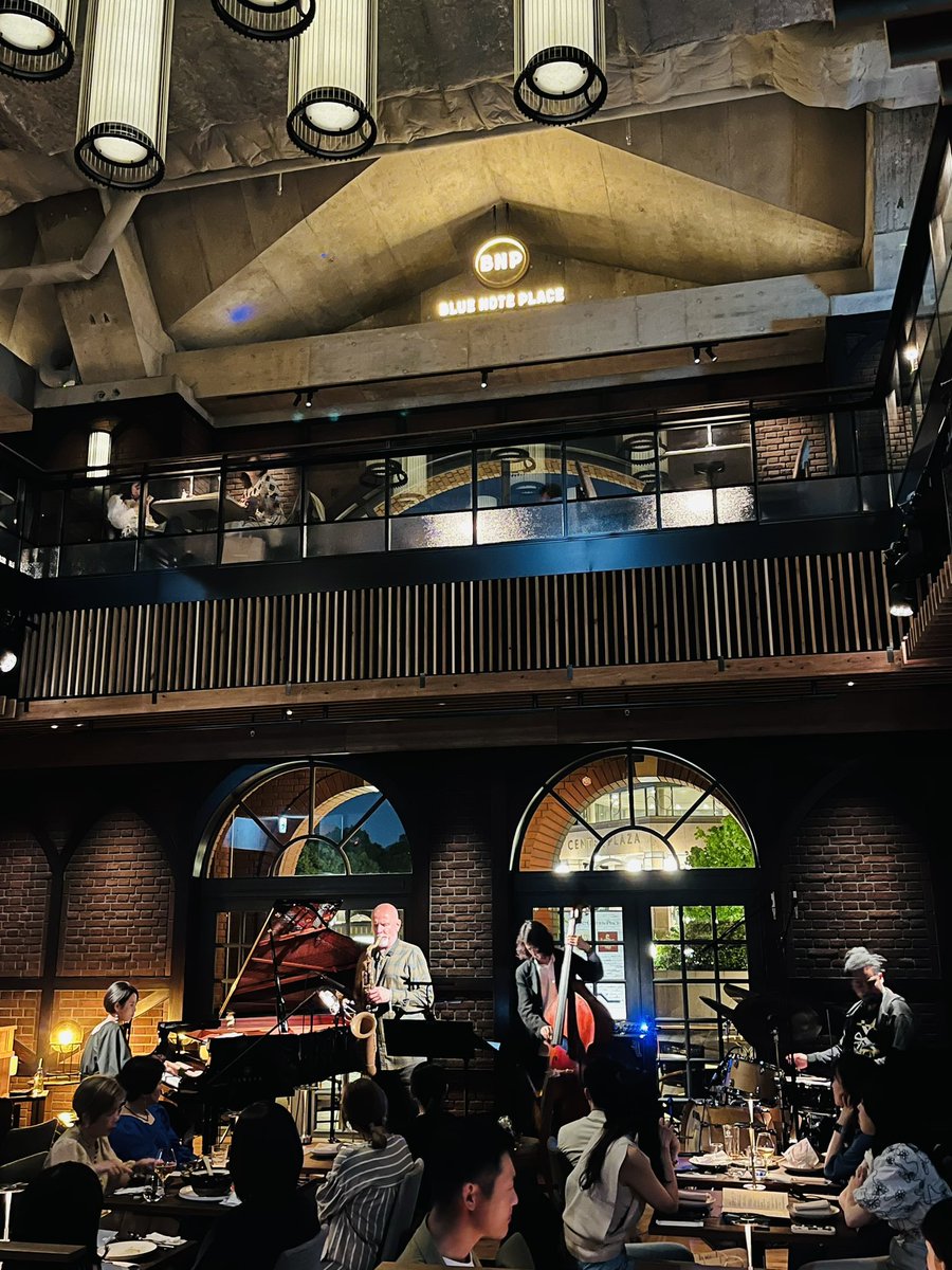 DanielCichyPWM's tweet photo. Wspaniały wieczór z polskim i polsko-japońskim jazzem w @bluenote_place w Tokio! Pełny klub i entuzjastyczne przyjęcie artystów #Anaklasis! #orzechowski #więcek #pierończyk @saki_o0911 #TakashiSugawa #KaitoNakamura https://t.co/gRNP4u8RQg