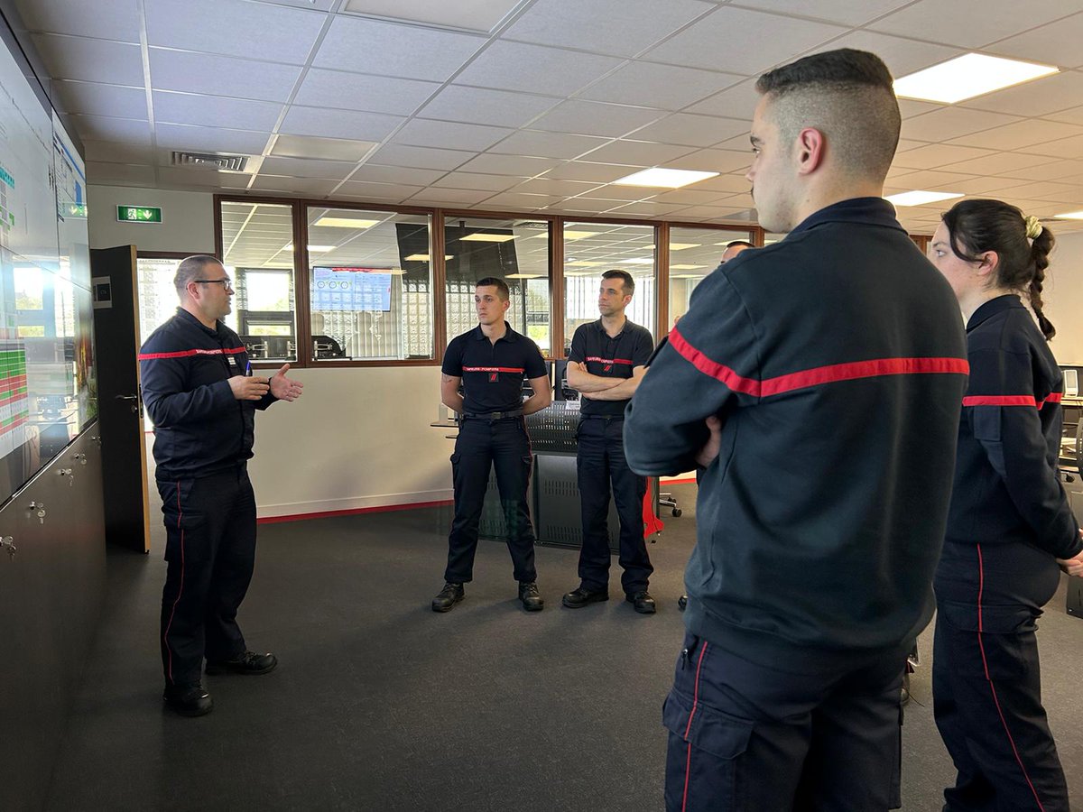 SDIS50's tweet photo. De nouveaux opérateurs #sapeurspompiers volontaires ont été formés à la prise d'appel. Ce stage #SIC1 sera complété de 12 immersions en doublure avec un opérateur en poste. Ils viendront renforcer les effectifs du centre de traitement de l'alerte #CTA qui reçoit les appels 18-112 https://t.co/gjW9bf5JwV