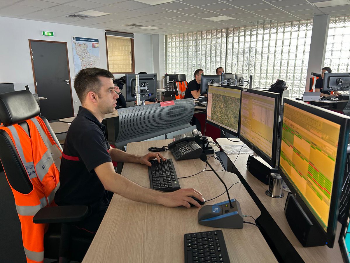 SDIS50's tweet photo. De nouveaux opérateurs #sapeurspompiers volontaires ont été formés à la prise d'appel. Ce stage #SIC1 sera complété de 12 immersions en doublure avec un opérateur en poste. Ils viendront renforcer les effectifs du centre de traitement de l'alerte #CTA qui reçoit les appels 18-112 https://t.co/gjW9bf5JwV