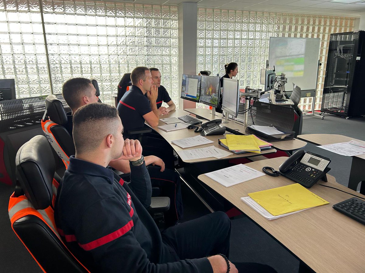 SDIS50's tweet photo. De nouveaux opérateurs #sapeurspompiers volontaires ont été formés à la prise d'appel. Ce stage #SIC1 sera complété de 12 immersions en doublure avec un opérateur en poste. Ils viendront renforcer les effectifs du centre de traitement de l'alerte #CTA qui reçoit les appels 18-112 https://t.co/gjW9bf5JwV