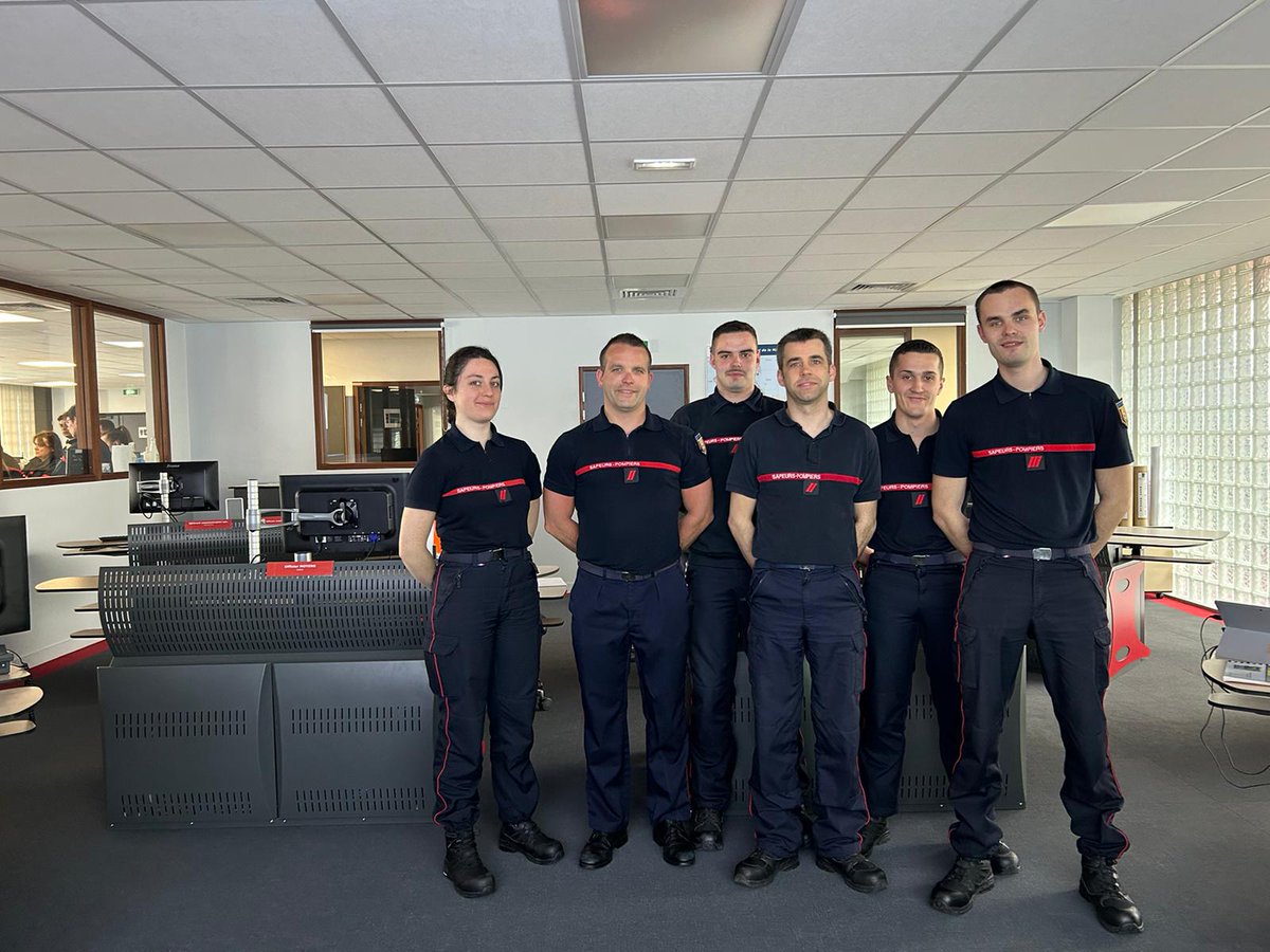 SDIS50's tweet photo. De nouveaux opérateurs #sapeurspompiers volontaires ont été formés à la prise d'appel. Ce stage #SIC1 sera complété de 12 immersions en doublure avec un opérateur en poste. Ils viendront renforcer les effectifs du centre de traitement de l'alerte #CTA qui reçoit les appels 18-112 https://t.co/gjW9bf5JwV