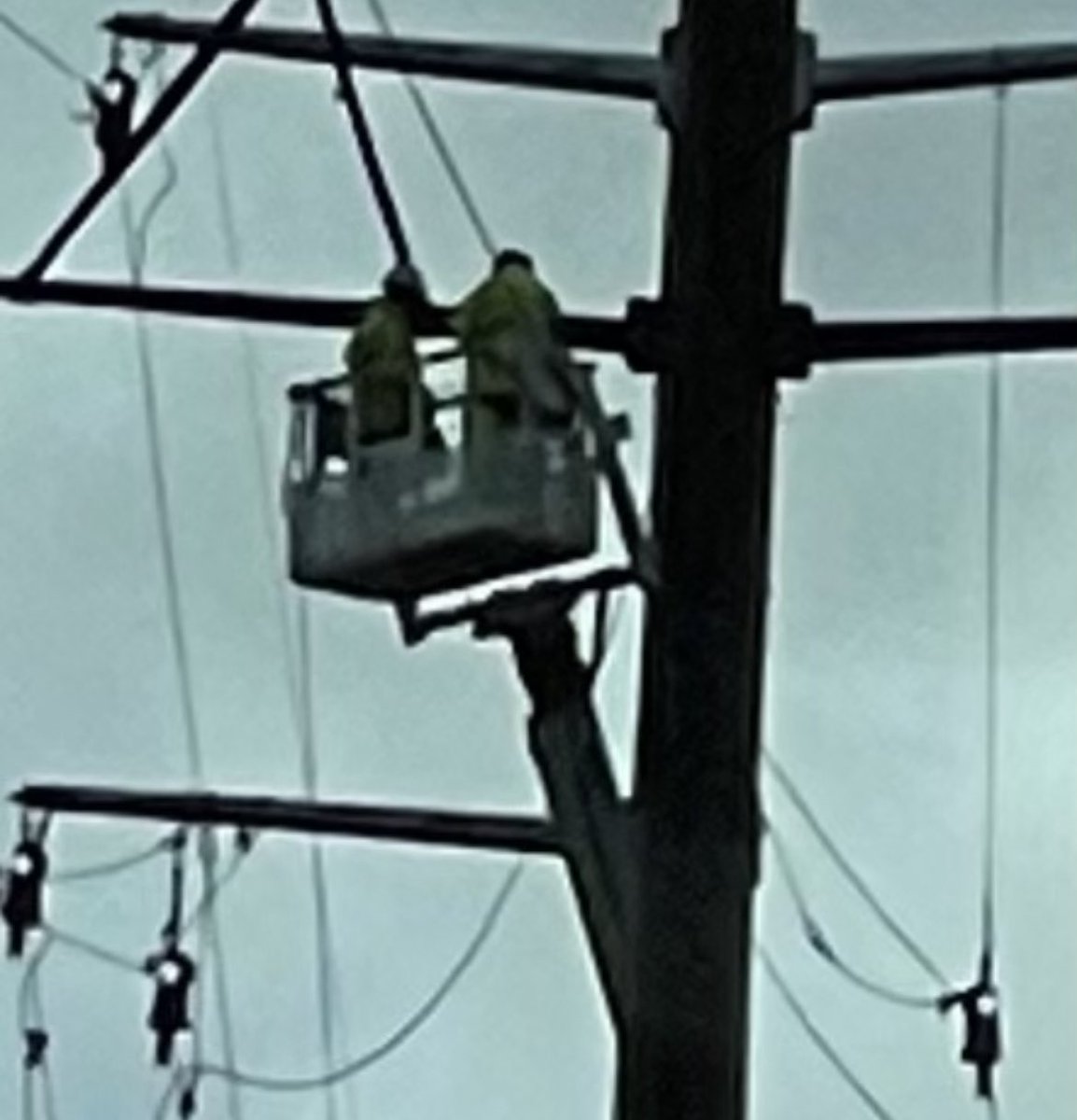 criswinter412's tweet photo. You think your job sucks? 😳How would you like to be these guys…and it’s raining? Stay safe guys!
#humpdaywednesday #humpdaymotivation #HumpDayShenanigans #wednesdaywisdom #wednesdayvibes #wednesdaymotivation #wednesday #midweek #dangerousjob #job #yikes #afraidofheights https://t.co/Ry1RA2OacH