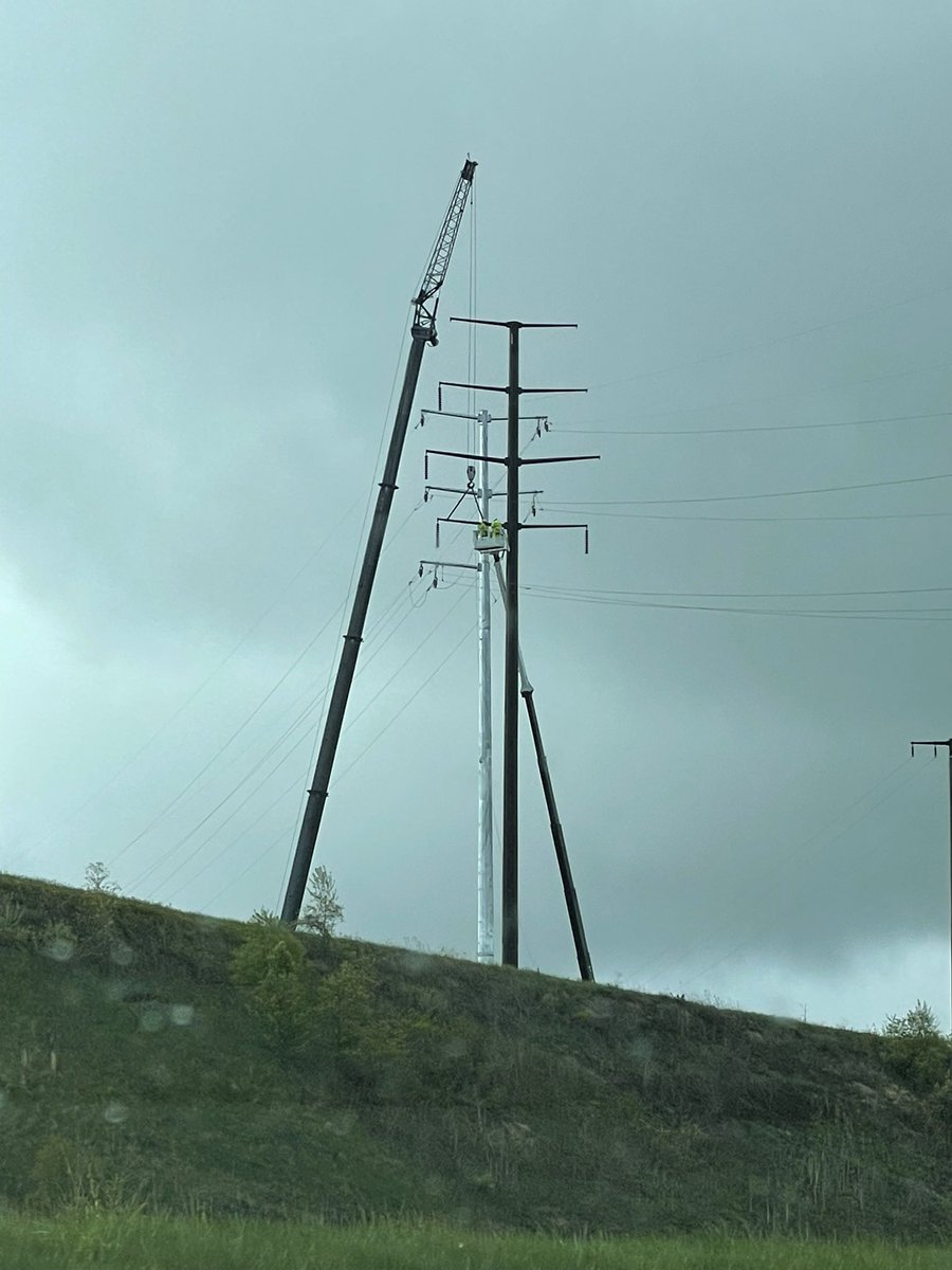 criswinter412's tweet photo. You think your job sucks? 😳How would you like to be these guys…and it’s raining? Stay safe guys!
#humpdaywednesday #humpdaymotivation #HumpDayShenanigans #wednesdaywisdom #wednesdayvibes #wednesdaymotivation #wednesday #midweek #dangerousjob #job #yikes #afraidofheights https://t.co/Ry1RA2OacH