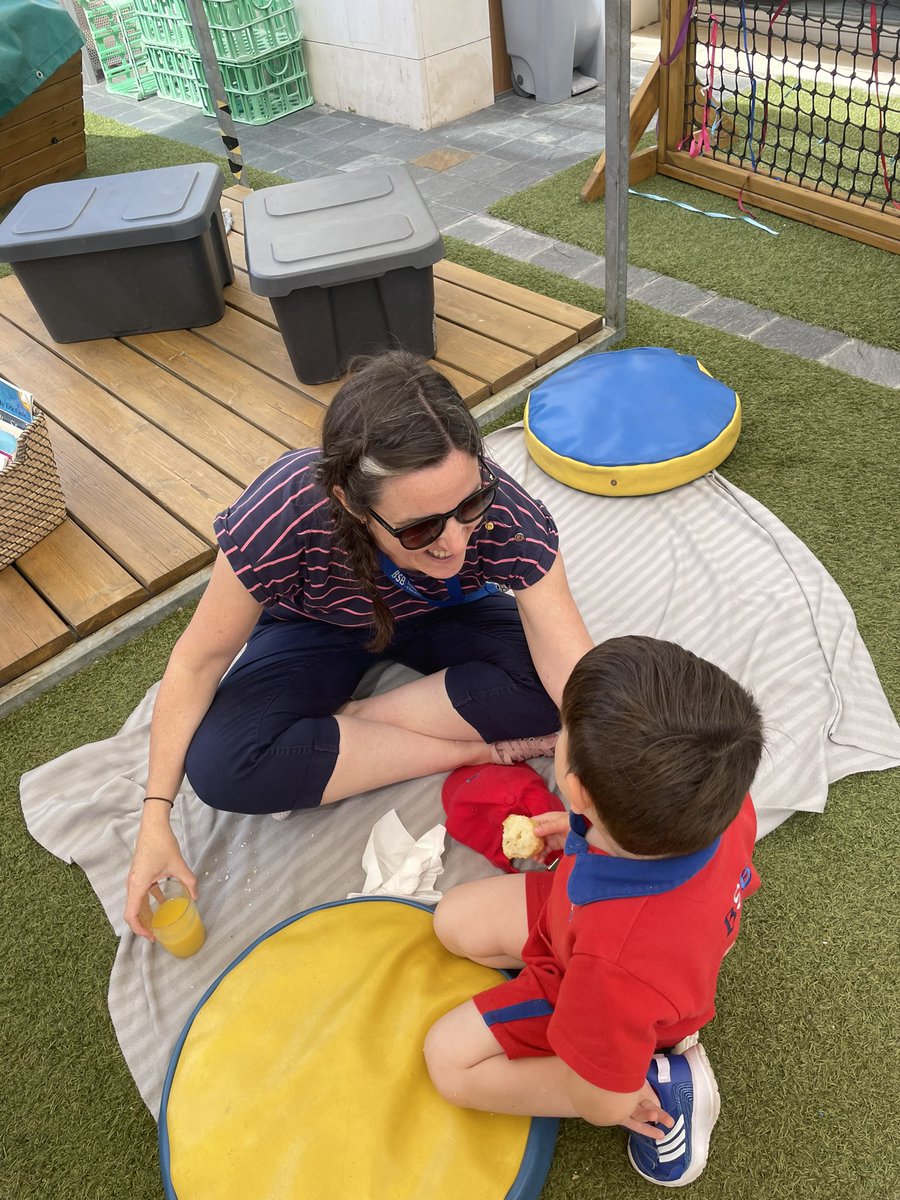 BSBCPrimaryHT's tweet photo. A wonderful tea party in Nursery this afternoon- delighted to welcome our @BSB_Barcelona families into school. 🎈🎉🧁🥪 https://t.co/91ubfPYyO4