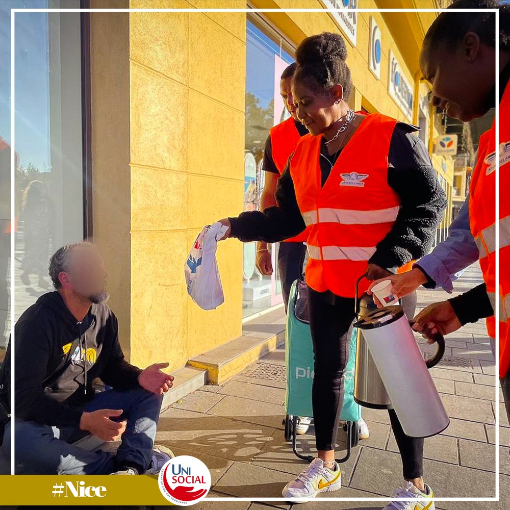 UniSocialfr's tweet photo. Les bénévoles de l'Unisocial se sont rendus dans les rues de Nice afin d'apporter un repas aux habitants les plus précaires de la ville.

#cau #centredaccueiluniversel #unisocial #aider #soutien #association #nice https://t.co/gtF9pJJww0