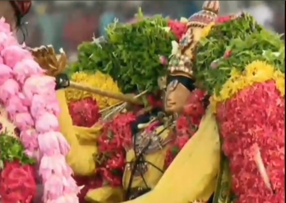 itzGunaa's tweet image. இன்று மாலை 7 மணிக்கு
அழகர்கோவிலில் இருந்து கள்ளழகராக மதுரைக்கு வரும் அழகர் பல்லக்கில் புறப்பட்டார் 🙏🏼🙏🏼

சித்ரா பவுர்ணமி நாளில் வைகை ஆற்றில் எழுந்தருள வாராரு வாராரு அழகர் வாராரு 🙏🏼🔥

#Kallazhagar 🙏🏼🙏🏼🙏🏼
#Madurai  #VaigaiRiver
#ChithiraiThiruvizha2023
#chithiraithiruvila