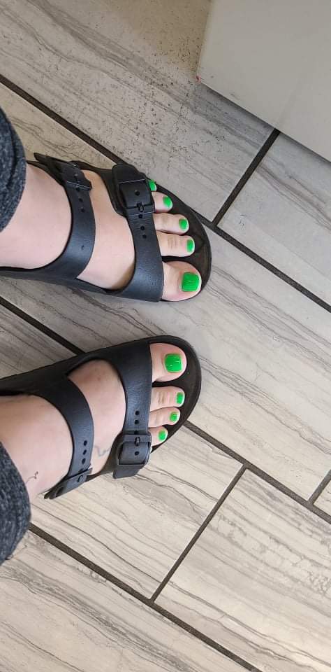mistresssilverx's tweet photo. green toes anyone? good morning 🥵 #freshpedi #greentoes #cutefeet #cutetoes #footfetish #soles #toes #feet #mistressxsilver https://t.co/TrnPQOEqYO