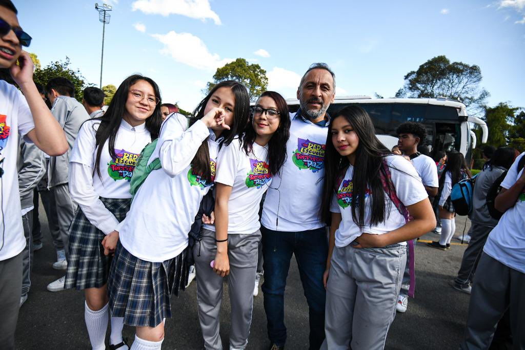 Educacionbogota's tweet photo. 🎉En Bogotá los colegios son territorios de paz.✨

Por ello, hoy estamos en el Palacio de los Deportes, con más de 2 mil estudiantes de colegios públicos y privados que se certifican como líderes y lideresas de la #RedEsPaz de @Educacionbogota. https://t.co/QqDGBV0T0U