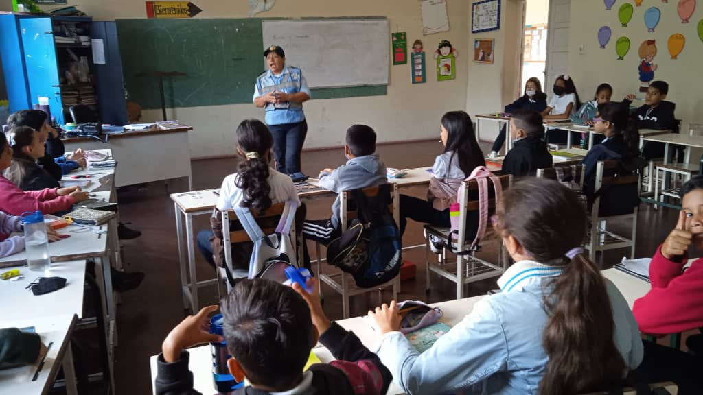 polimonagas2's tweet photo. #3May En el marco de la Gran Misión Cuadrantes de Paz que impulsan el Min @CeballosIchaso1 y el Gob @ErnestoLunaPsuv este miércoles "El Policía va a la Escuela" se desplegó en centros educativos de Monagas.
@Visipol_MIJP https://t.co/6EamAFu8HC