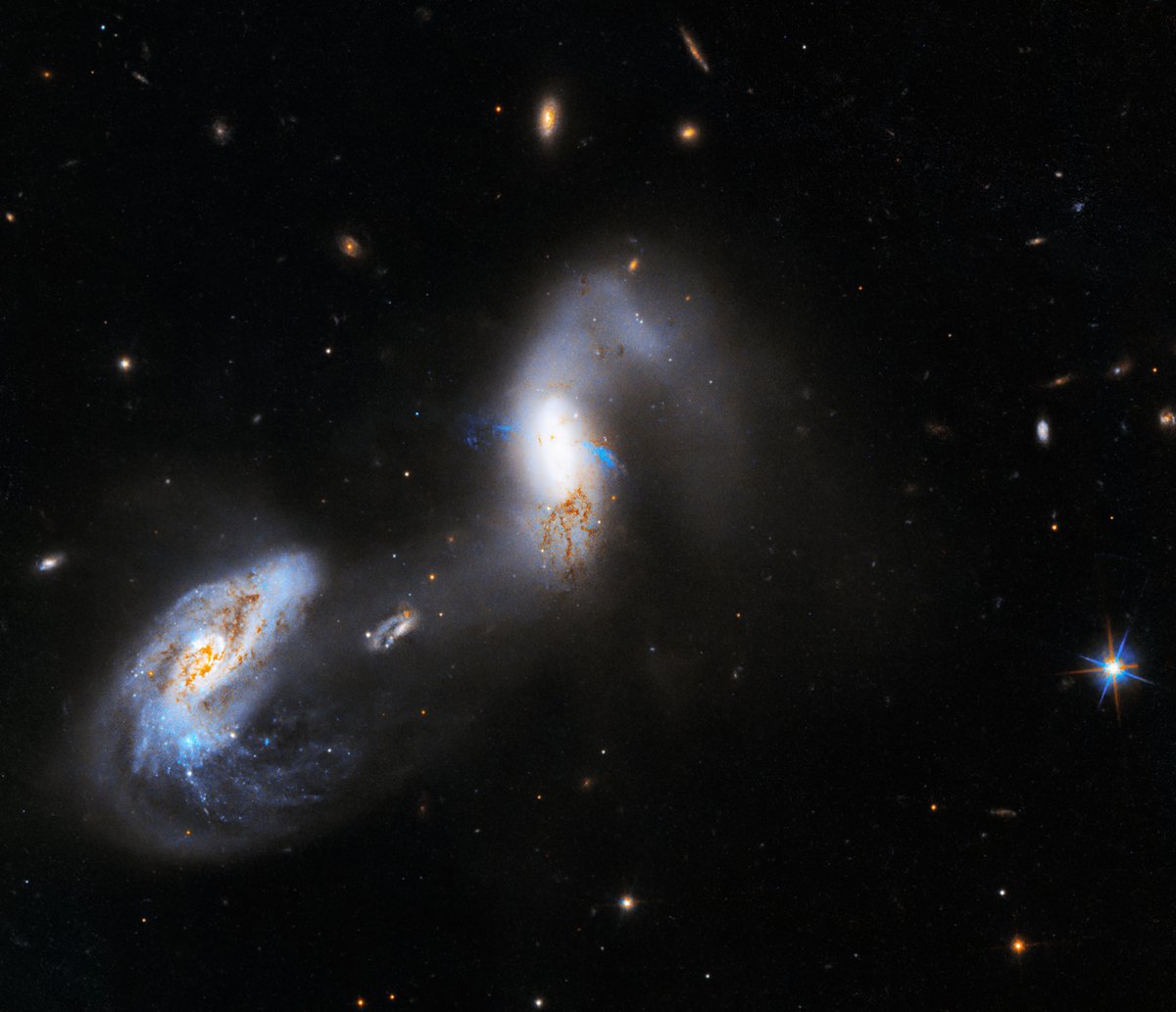 Interacting galaxies, known as AM 1214-255, shine bright in this new view from Hubble!

Both galaxies contain active galactic nuclei, which are luminous central regions that host a black hole. Learn more for #BlackHoleWeek: go.nasa.gov/3VoUSa9