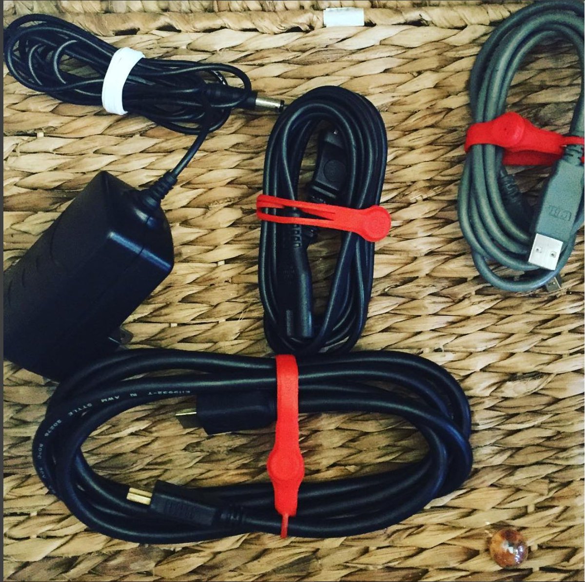 CloopBand's tweet image. Say goodbye to stress and hello to productivity with Cloop cable organization solutions! 🤩 Get your cables organised with our easy-to-use solutions and unlock your full potential. 🔓 Your future self will thank you! 🙌 #Cloop #Organization #Motivation#TechLife #TechSolutions