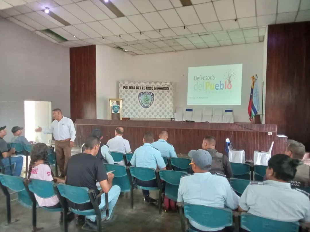 polimonagas2's tweet photo. #3May En el marco de la Gran Misión Cuadrantes de Paz que impulsan el Min @CeballosIchaso1 y el Gob @ErnestoLunaPsuv este martes oficiales de PoliMonagas participaron en taller de formación continua sobre Derechos Humanos con apoyo de la Defensoría del Pueblo.
@Visipol_MIJP https://t.co/olxLdQFwrC