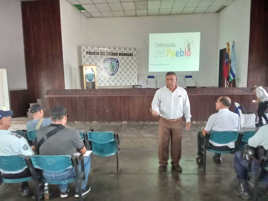 polimonagas2's tweet photo. #3May En el marco de la Gran Misión Cuadrantes de Paz que impulsan el Min @CeballosIchaso1 y el Gob @ErnestoLunaPsuv este martes oficiales de PoliMonagas participaron en taller de formación continua sobre Derechos Humanos con apoyo de la Defensoría del Pueblo.
@Visipol_MIJP https://t.co/olxLdQFwrC