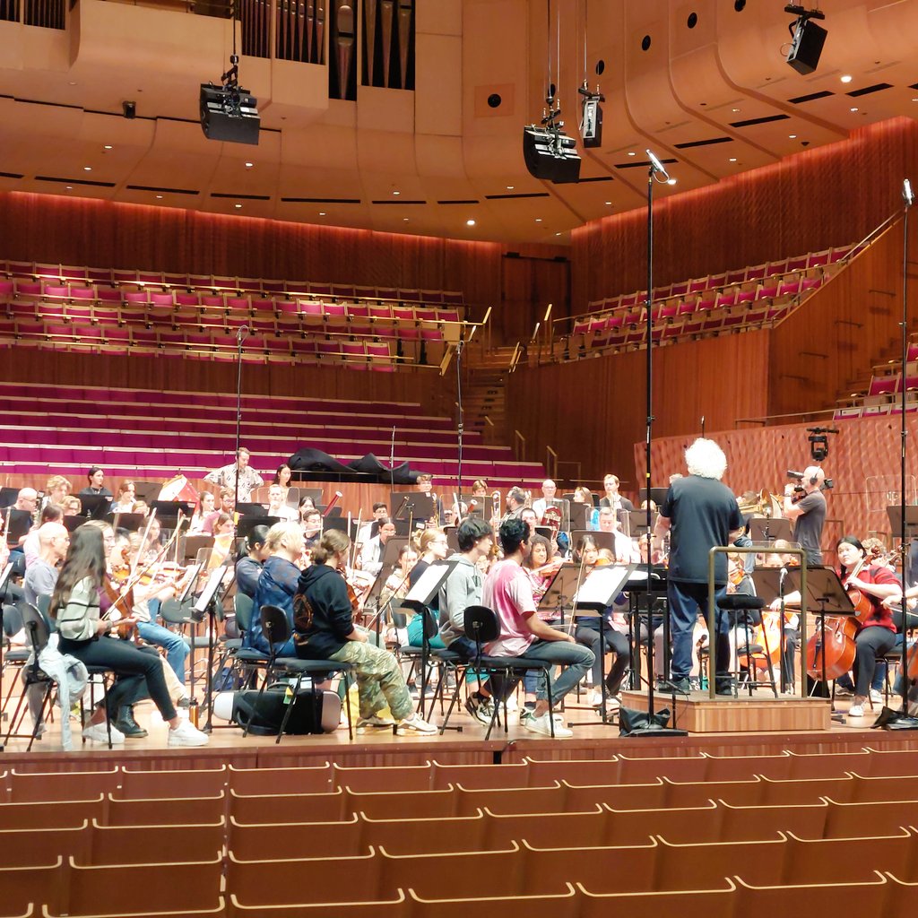 Great to be playing Elgar's Nimrod side by side with fantastic young musicians of Sydney Youth Orchestra in this beautiful city <a href="/OperaHouseSyd/">Opera House Sydney</a> <a href="/londonsymphony/">London Symphony Orchestra</a> @sirsimonrattle