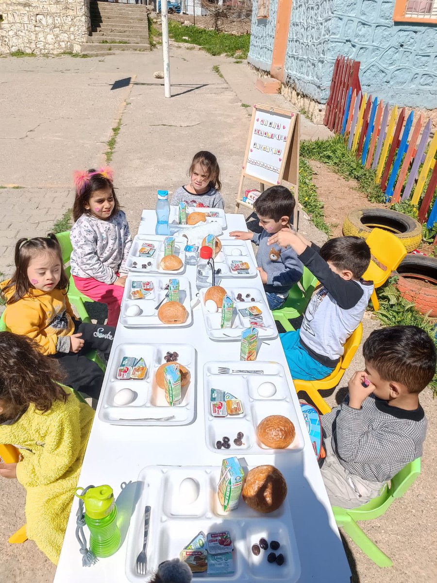 İlk baharın cıvıltıları eşliğinde minik kelebekler sınıfı olarak bahçede piknik yaptık. 🌸