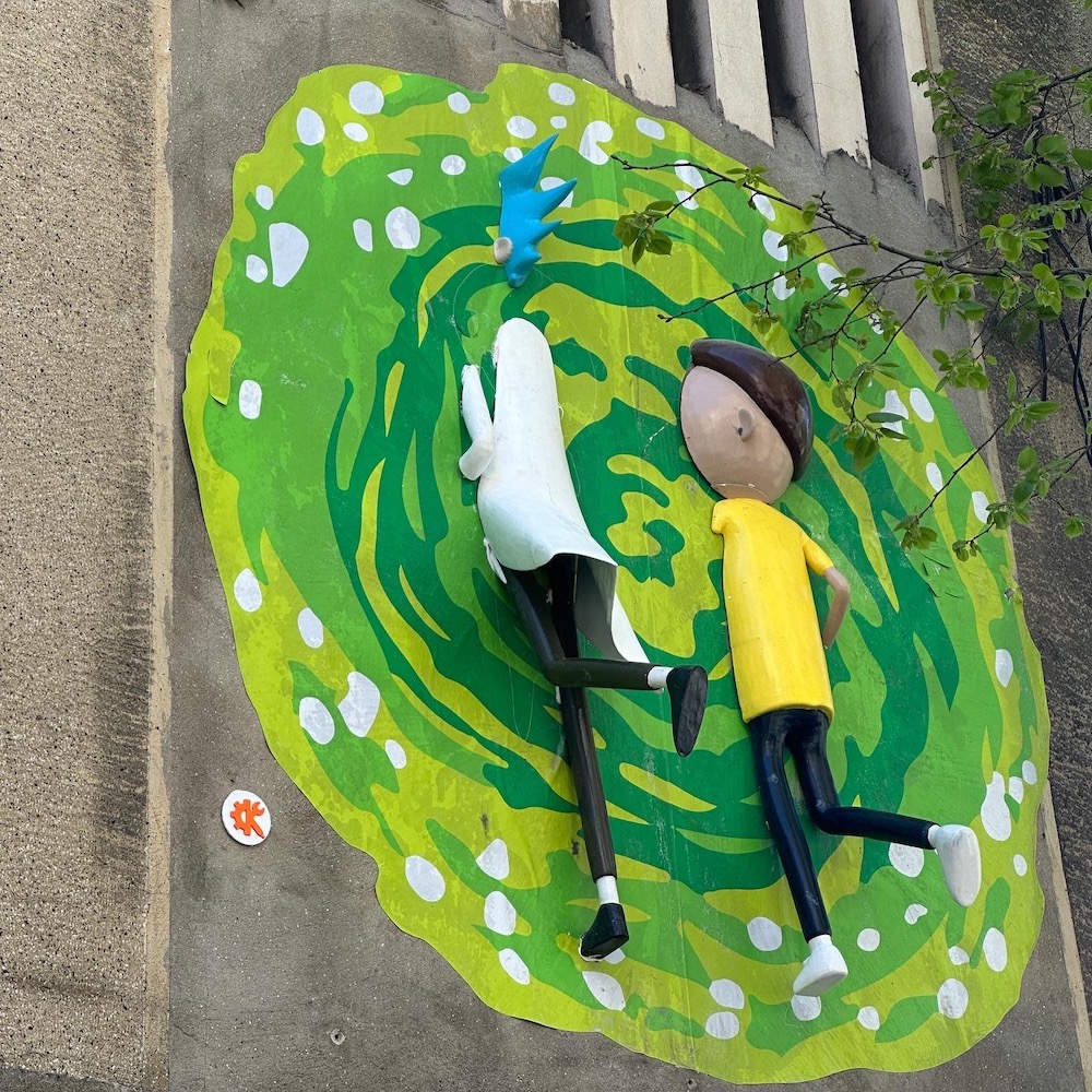 onaranlarkulubu's tweet photo. SON DAKİKA! Bomonti’de açılan portal Rick &amp; Morty’yi nereye götürüyor? 🟢 Yeni sokak yerleştirmemiz Şişli Bomonti'de Sıracevizler Caddesi'nde! 🧡 @RickandMorty 🦠 https://t.co/VcbrHGZGuS