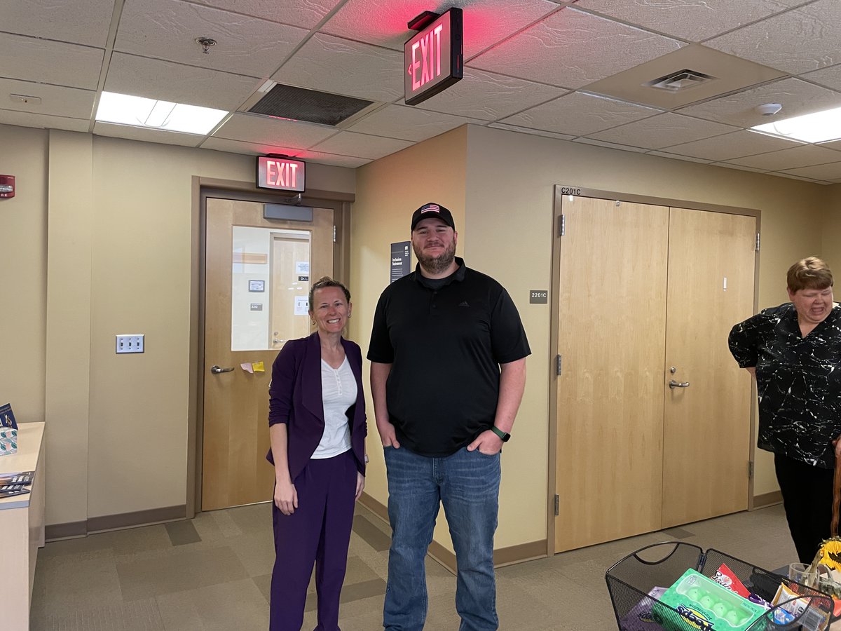 SDSMT_GradEdu's tweet photo. Congratulations to Jordan Reed, MSEE 23! 🥳🧑🎓 Jordan is working as a Substation Engineer for Black Hills Energy. Way to go!
#SouthDakotaMines #HardrockerProud #HardRocker #hardrockersdobigthings #engineering #blackhillsenergy https://t.co/lNmHTSHcnq