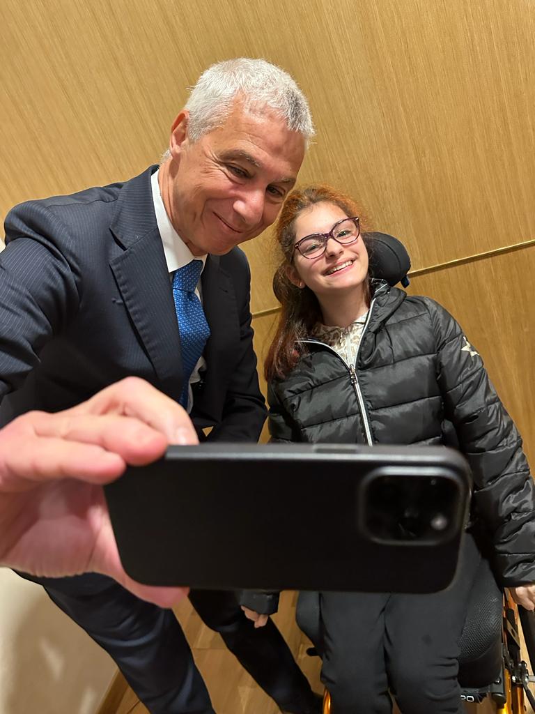 poliziadistato's tweet photo. Al Teatro Fusco di Taranto un evento organizzato dall'#Oscad rivolto agli studenti. Valorizzato progetto per utenti con disabilità che consente ai possessori di Disability card di evitare attese che potrebbero creare disagio. 
https://t.co/ccbMkuGlbQ
#essercisempre #3maggio https://t.co/jfsUzYnZdZ