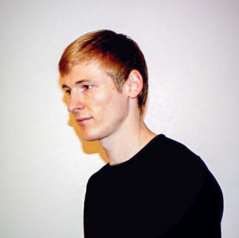 fpetitAN's tweet image. 1️⃣4️⃣9️⃣5️⃣ prisonniers politiques actuellement au Bélarus. Ne les oublions pas.

Un jour, un visage, un parcours ⚪️🔴⚪️

Aujourd’hui, Andrei Padniabenny, détenu depuis le 5 novembre 2021 car il a osé s’opposer pacifiquement au régime criminel de Lukashenka. Une vie brisée❗️👇🏻