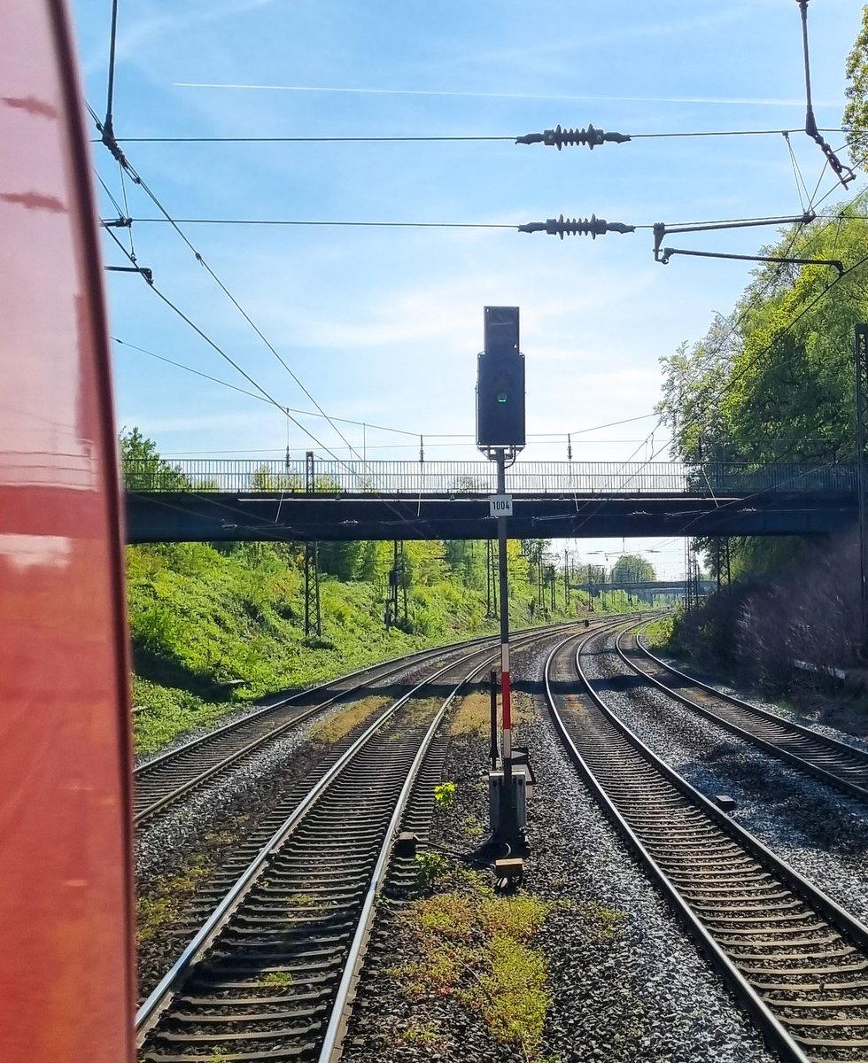 lokfuehrer_tim's tweet photo. Augen auf in Fahrtverlauf ☝️

Ein Fahrt zeigendes Signal finde ich zwar immer toll, bloß führt mich dann in diesem Falle der Fahrweg in die falsche Richtung.

Also Anhalten... https://t.co/alpluY1K01
