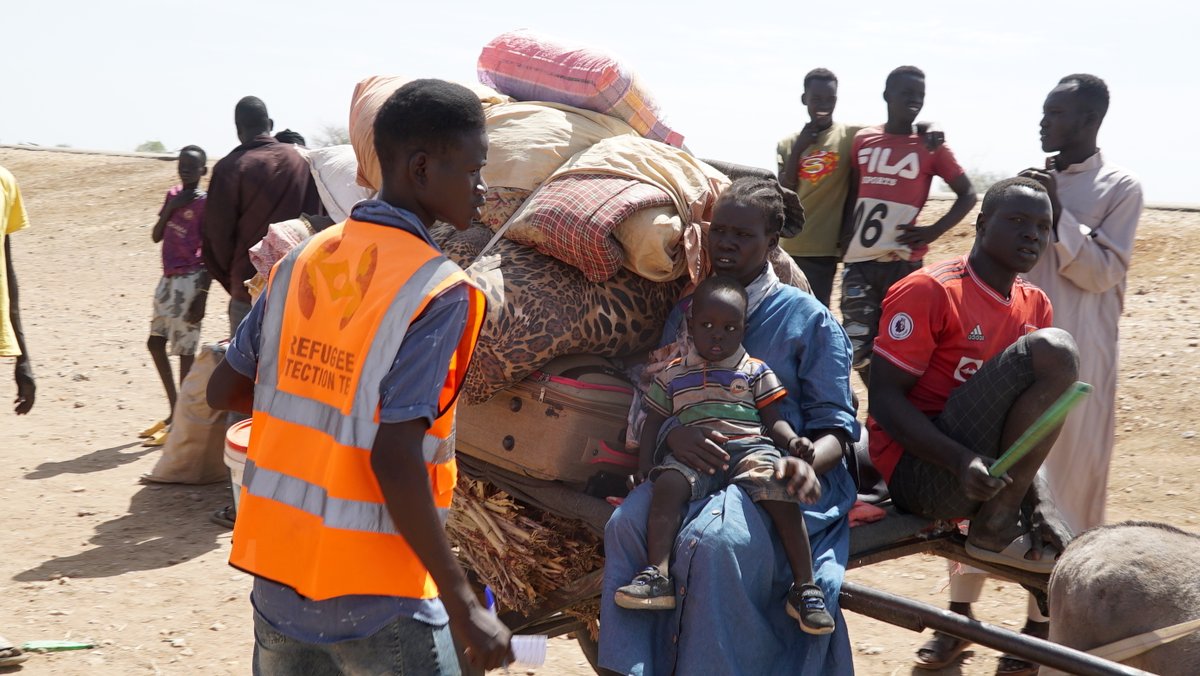 WFP_SouthSudan's tweet photo. Tens of thousands of people have crossed #SouthSudan's northern border as fighting in #Sudan continues.

@WFP is on the ground, screening children and mothers for malnutrition and providing hot meals 🍛to families in the transit centre https://t.co/tdcCTYISwc