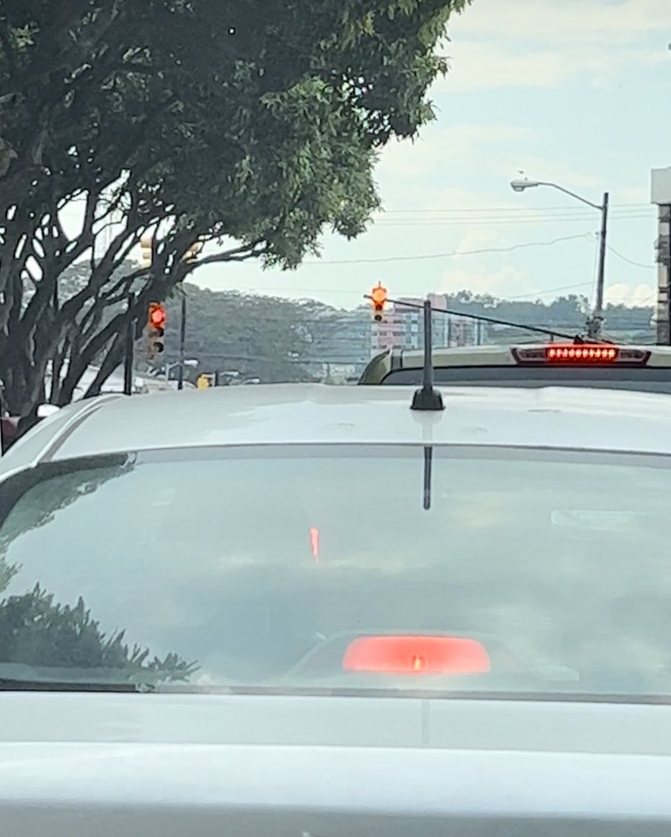 SEMÁFORO MAL PROGRAMADO <a href="/ATM_Transito/">ATM TRÁNSITO</a> esquina del colegio Aleman humbolt sentido hacia colina de los Ceibos dura 15 segundos para una avenida con tanto flujo de autos, la fila interminable, favor programar correctamente