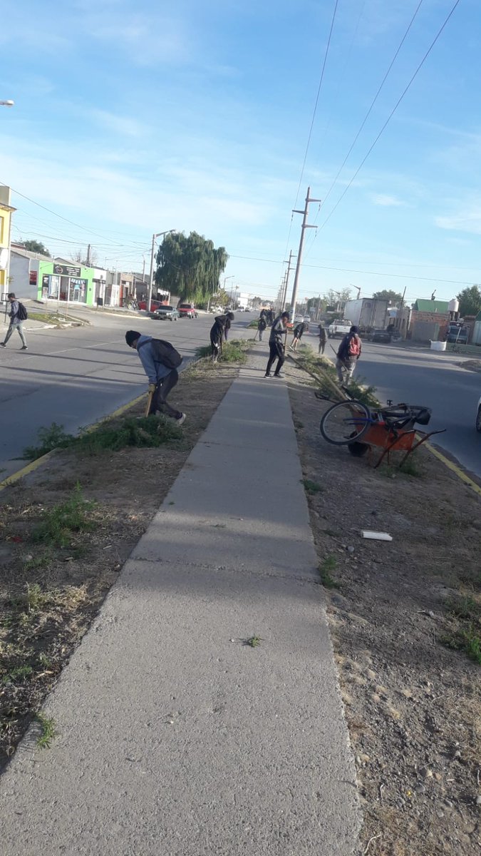 TWAMADERNA's tweet photo. Seguimos con labores de embellecimiento de la ciudad.
En las últimas horas avanzamos con tareas de desmalezamiento en el boulevard de la calle Muster.
Entre todos, hacemos de Trelew un mejor lugar para vivir.

#TenésTrelew https://t.co/WLMT9jlxEg
