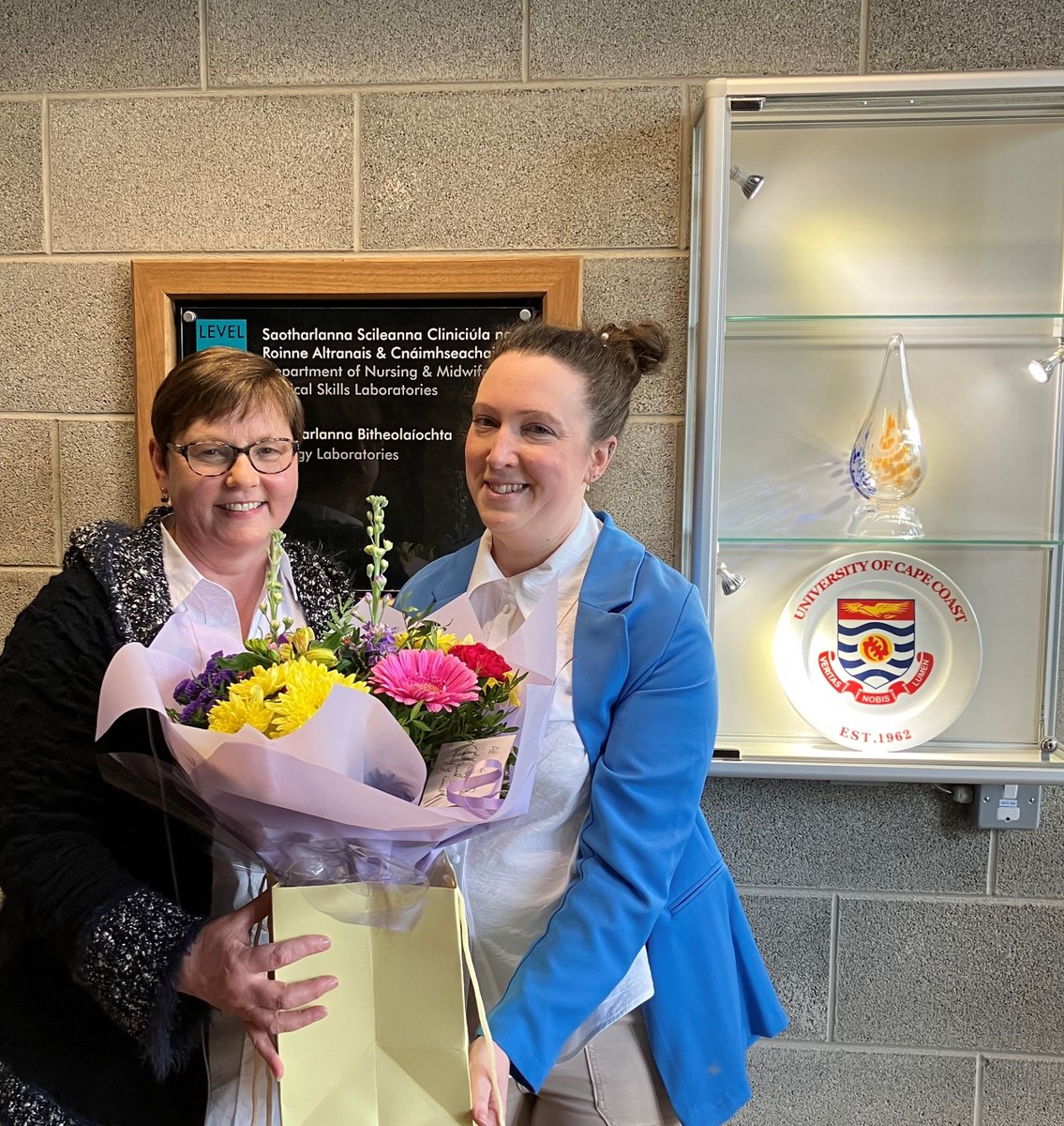 NursingMid_UL's tweet photo. On behalf of the NS5271 OSCE Assessment Team, Dr Eileen Carey presents flowers: to Prof Pauline Meskell, (HOD) for arranging this Module to be led first time by @NursingMid_UL, and to Louise Barry (ML) for her awesome leadership. #physicalhealthassessment #amazingteamwork https://t.co/x2rjoDLL0j
