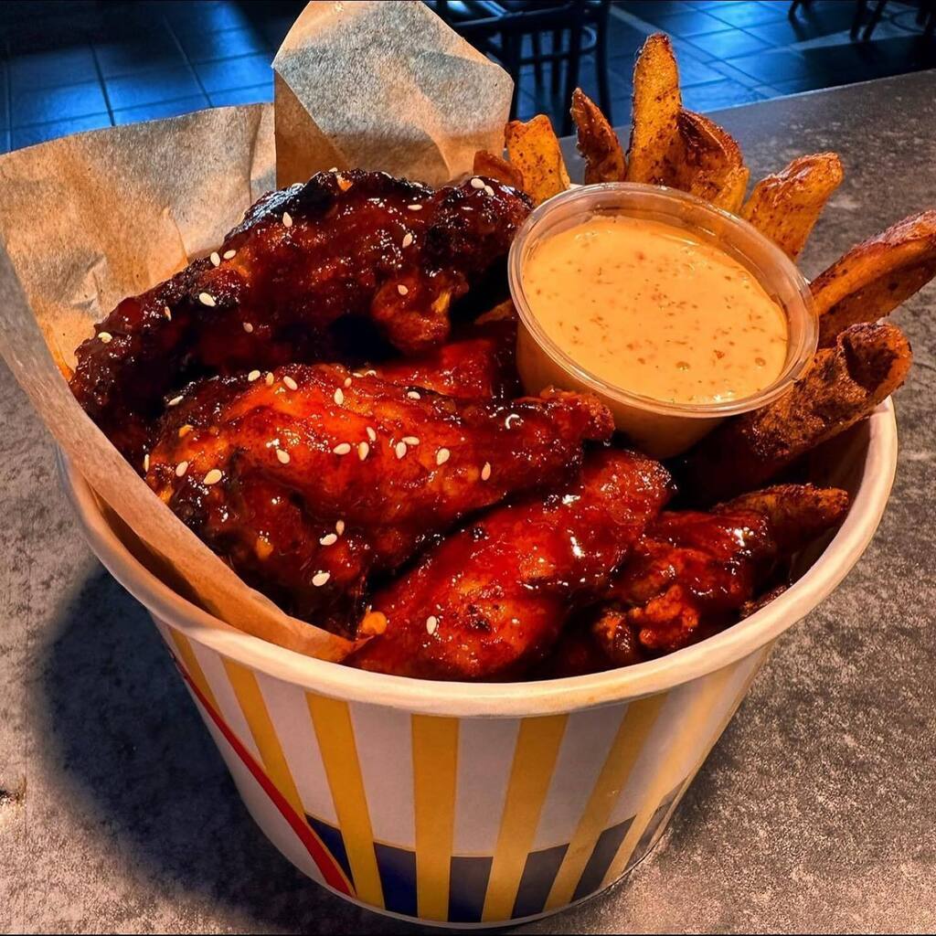 MagicBrewing's tweet photo. @cultkitchenakron is rocking this amazing KOREAN FRIED CHICKEN bucket tonight, head over there for the deets!
.
Just in time for Cinco de Mayo , we’re dropping draft and 4pks of WAR AGAINST DARKNESS Mexican lager!!!!
.
In addition, we’re releasing a vari… https://t.co/vi26kUjwAy https://t.co/3e6AFO07kA