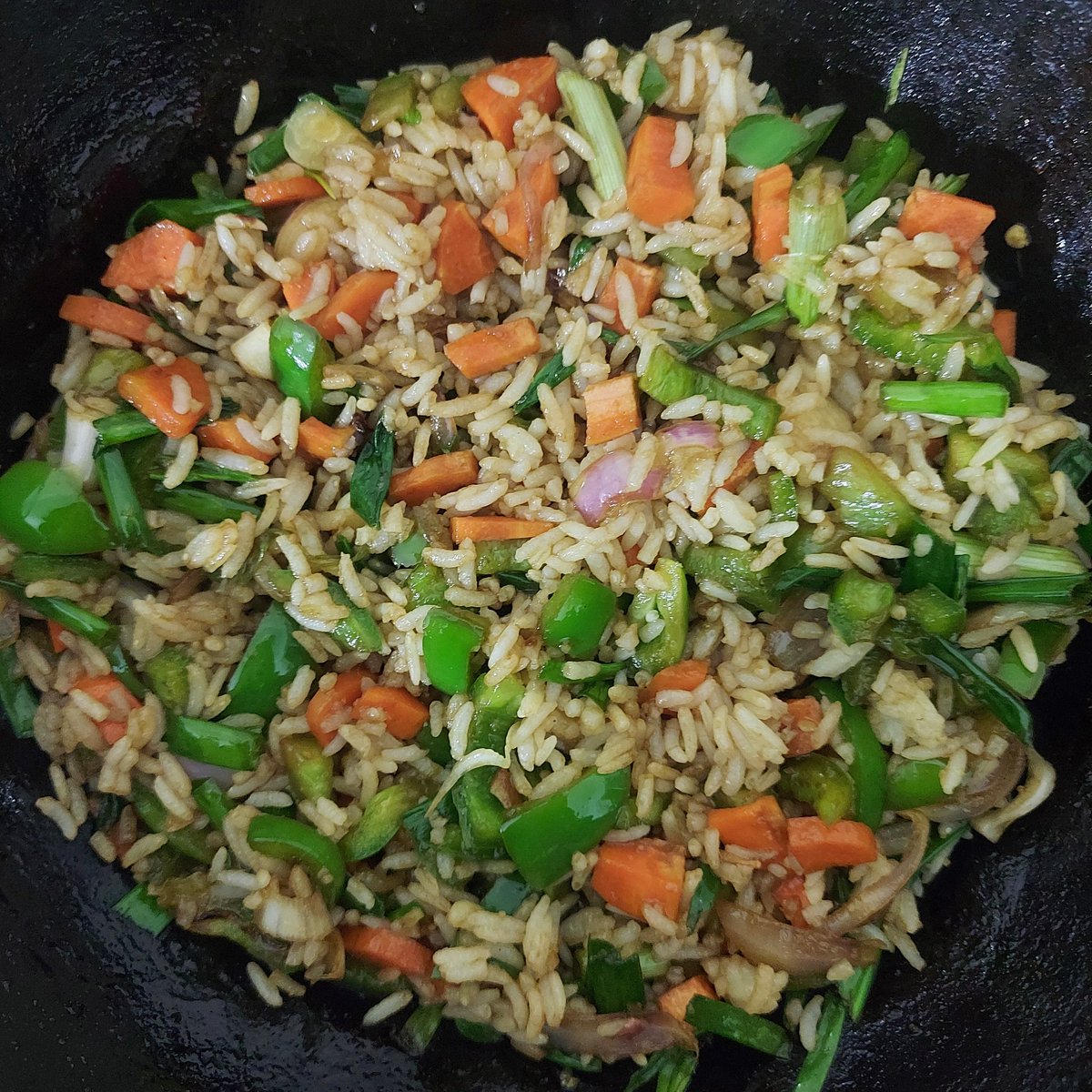Goddessvibe33's tweet photo. Nothing like Fresh fried rice with Organic veggies ! straight from the farmers market. Tried Ginger Ale to go with it, my mom's like she drank a lot of it growing up & I don't even remember drinking it, so I bought it on her recommendation lol 😅
#foodie
#dinnerscene🥘🍛 https://t.co/OnrE1X81aW