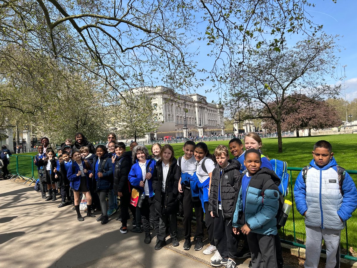 5tJohnsTower's tweet photo. A lovely day at Buckingham Palace and St James’ Park. #Coronation #amomentinhistory https://t.co/imu09tirSR