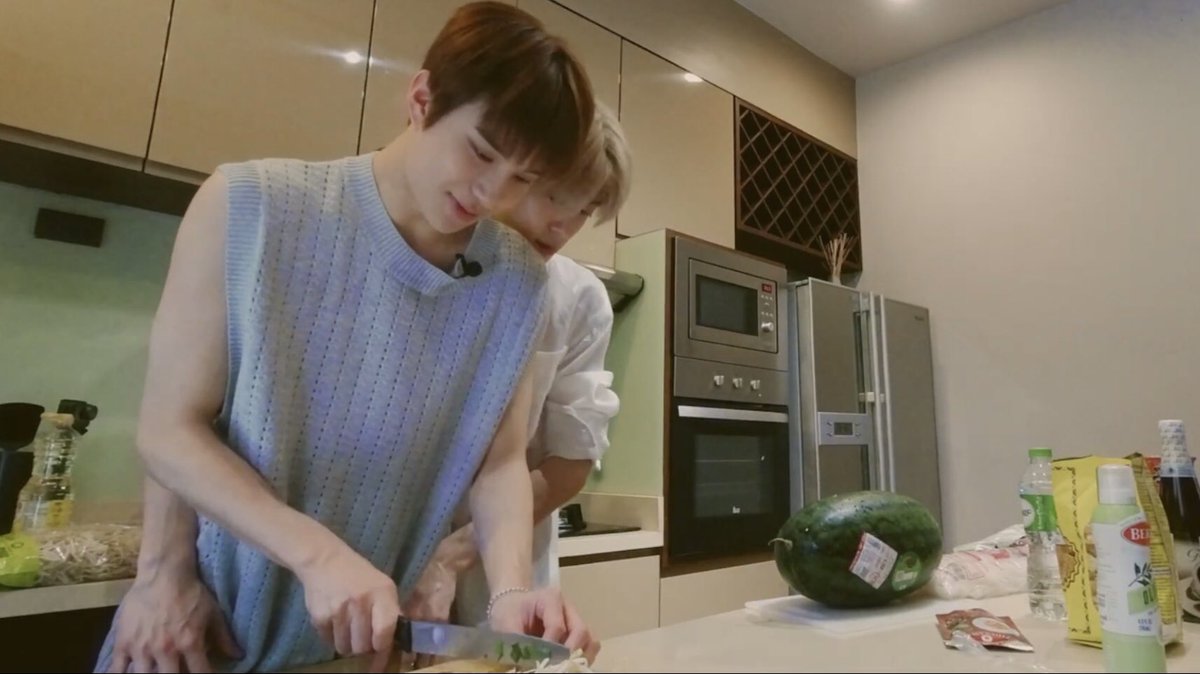 JAEWOOLOOKS's tweet photo. jeong jaehyun and kim jungwoo in thailand https://t.co/rIjm9Wl69Z