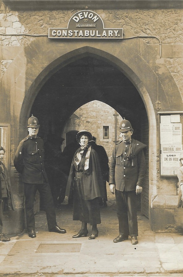 In January 1888, Cmdr Evangeline Booth of the @salvationarmyuk was arrested in Torquay for playing music in the street on a Sunday. 37 years later, she visited Torquay Police Station and posed for photo with the local bobbies. #PoliceHistory