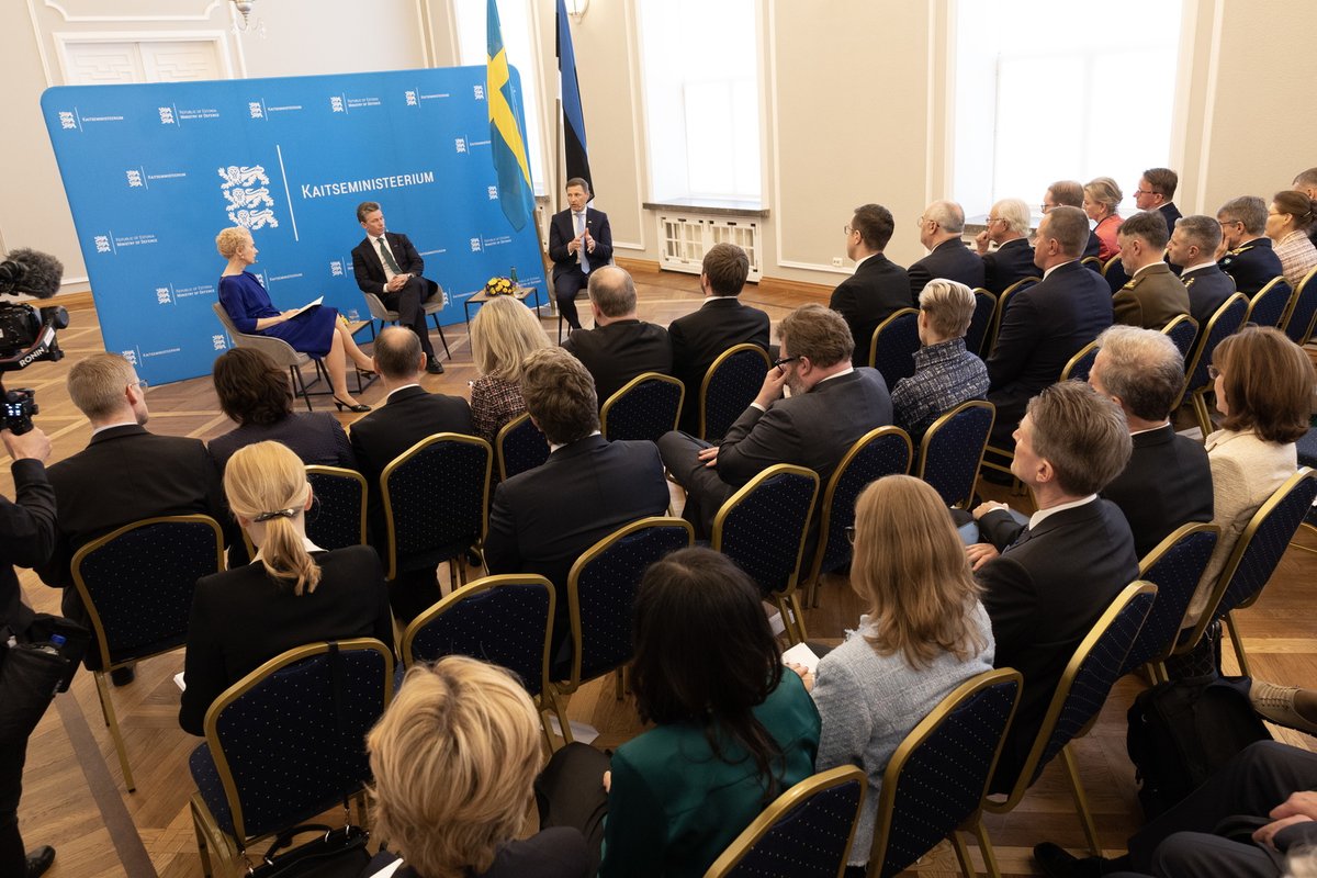 kaitsemin's tweet photo. #Rootsi kuninga #Eesti riigivisiidi raames toimus kaitseminister @HPevkur'il mitu olulist kaitsekoostööd ja julgeolekukolukorda puudutavat arutelu 🇸🇪 külalistega.
https://t.co/TNv0zdsrAB https://t.co/QKZZusJ1X1
