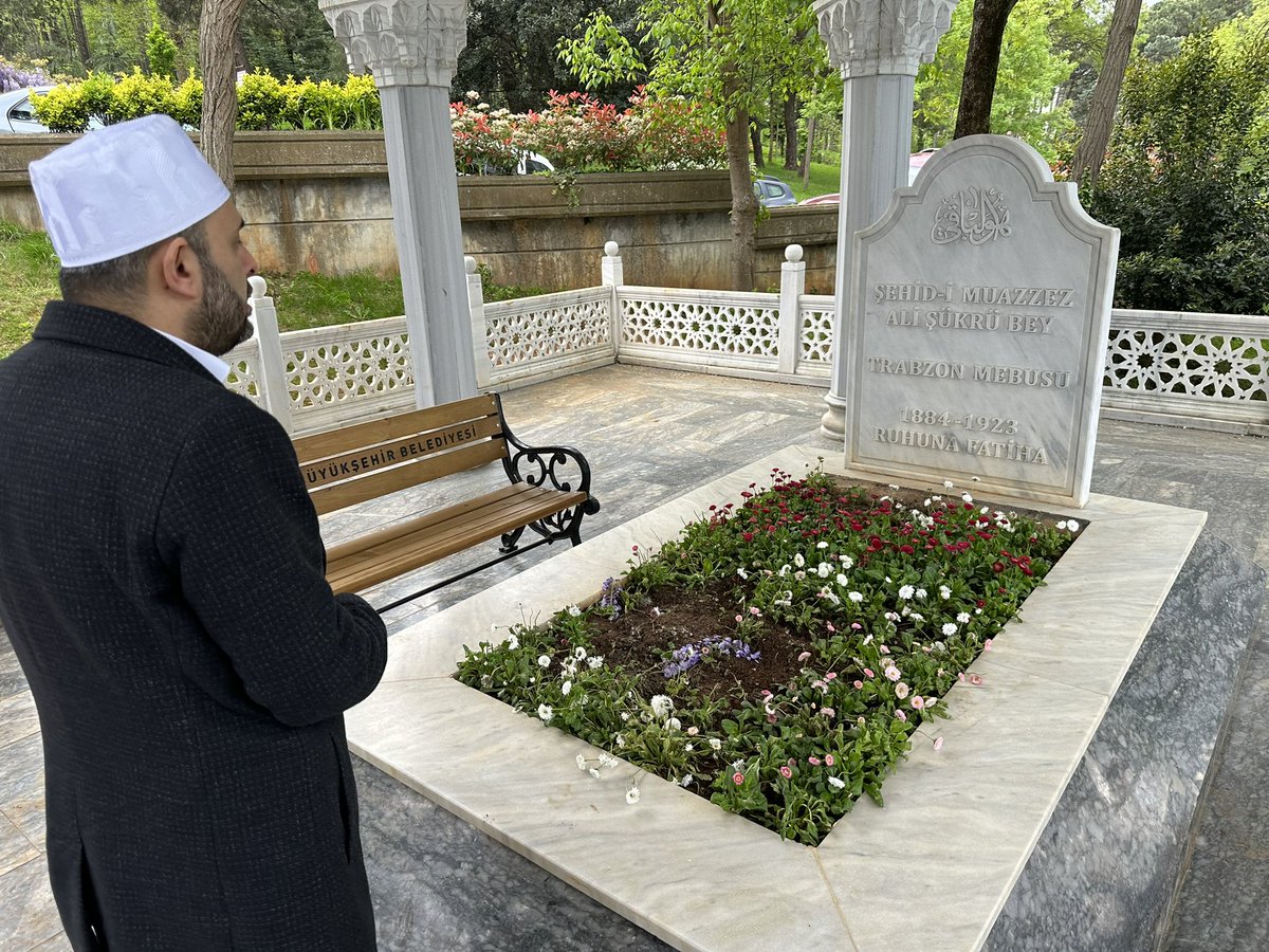halil_konakci's tweet photo. Trabzon’a gidince ilk ziyaret edilmesi gereken yer Şehid-i Muazzez Ali Şükrü Bey’in kabridir. İslam Davası için dönemin zalimleri tarafından şehid edilen bir yiğit. https://t.co/Aga3TpDQgd