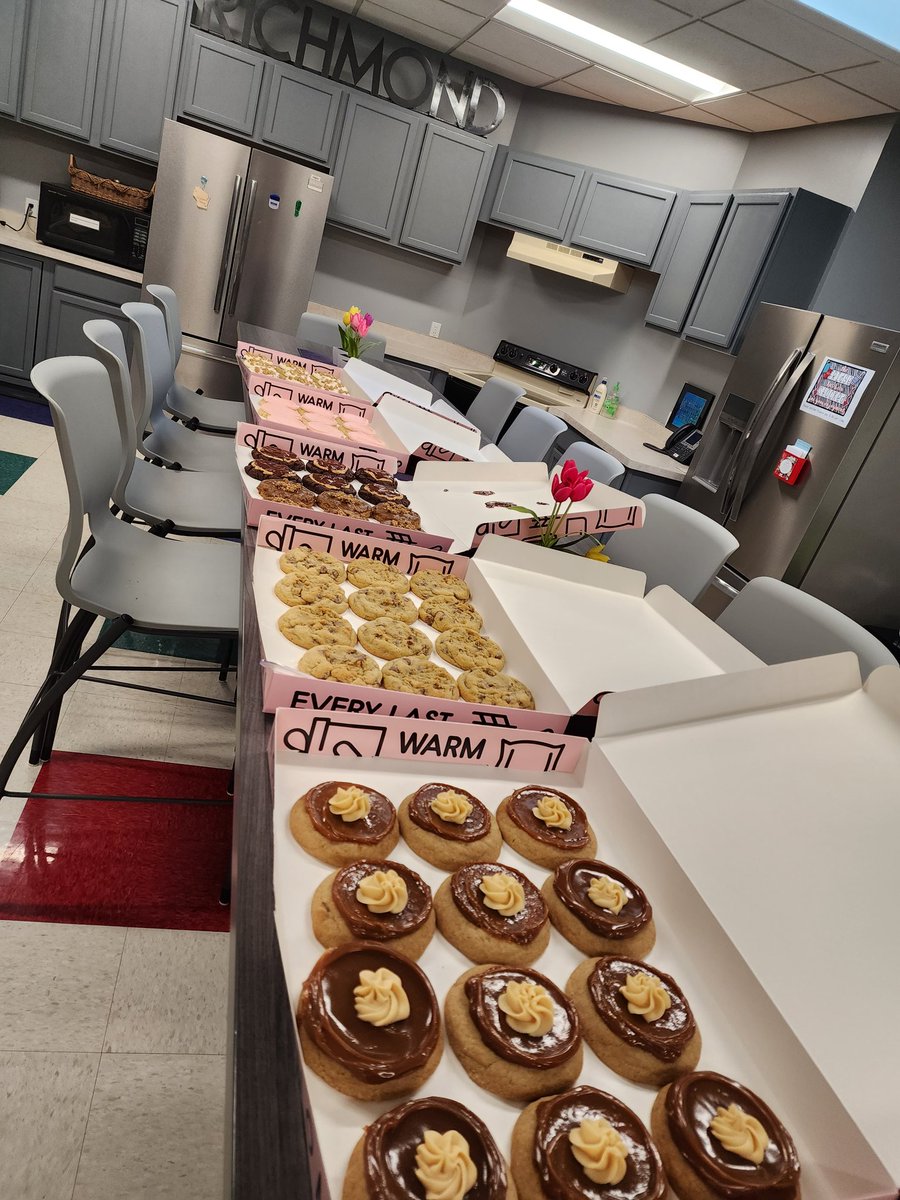 jeannesieg's tweet photo. It's #staffappreciationweek! Thanks to our @RSDWisconsin Board of Education for the @CrumblCookies, one staff said it was "the hardest decision of her life"! https://t.co/6YLTg5laVR