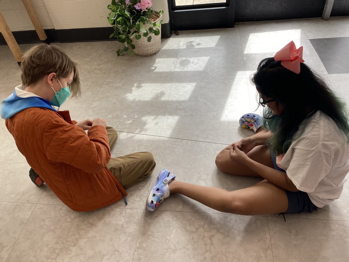 Students twisting yarn (DNA) in order to make a chromosome. They enjoyed “decondensing”condensing” afterwards. ⁦<a href="/WeAreMPSD/">MPSD</a>⁩