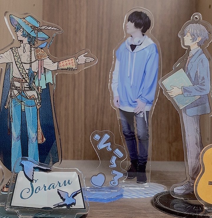 connet_corocoro's tweet photo. やっとライブの片付け初めて、アクスタ立てたんだけどそらるさんイラストでも実写でも左向きでなんかツボってる https://t.co/GP9l3UOkAJ