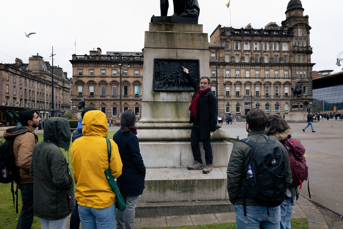 tours_historic's tweet photo. Telling the tale o' Tam O'Shanter at the Robert Burns statue on George Square, a few days ago. https://t.co/hPBzfVzPlt