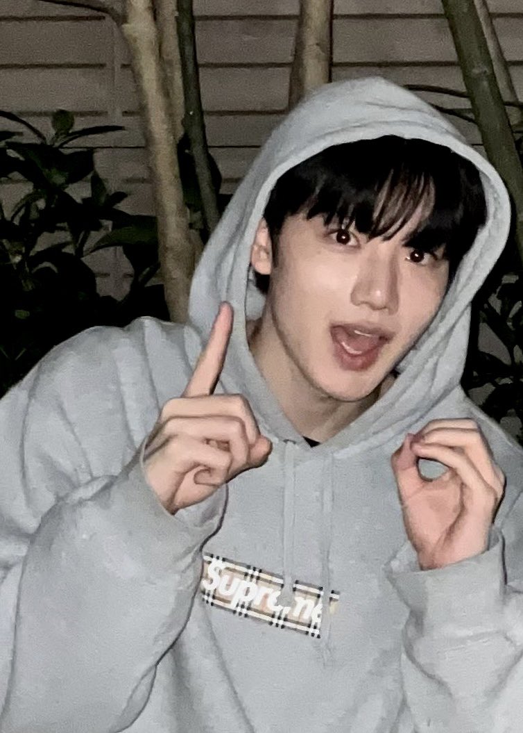 jyxqz's tweet photo. boyfriend material                        material https://t.co/Qs7bOpp92L