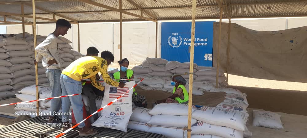 WFP's tweet photo. 🔴#HappeningNow: WFP is distributing emergency food assistance in eastern #Sudan after temporary suspension was lifted.

🔴We are resuming aid operations to support over 330,000 people, including those internally displaced, refugees, and host communities. https://t.co/ssPOieerwL